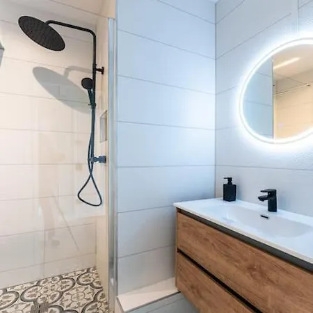 Apartmán 500m Tram: 2 Bedrooms - Fiber Wifi - Comfort +